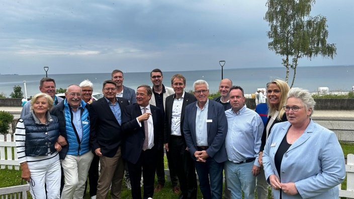 Der Vorstand der CDU Scharbeutz mit seinen Gästen Daniel Daniel Günther, Niclas Herbst und Armin Laschet